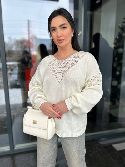 Легкий жіночий светр із вирізом молочного кольору 31729