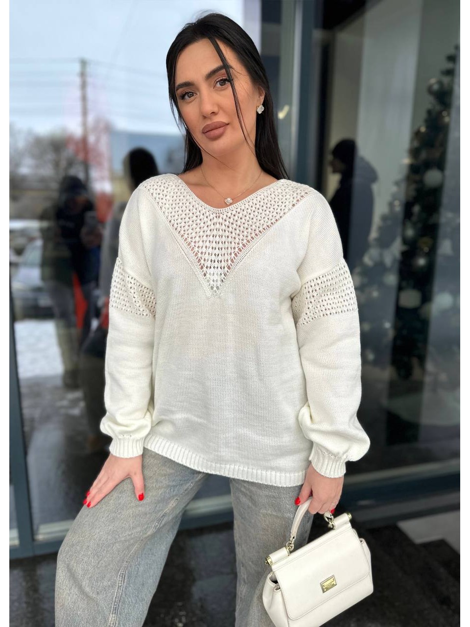 Легкий жіночий светр із вирізом молочного кольору 31729