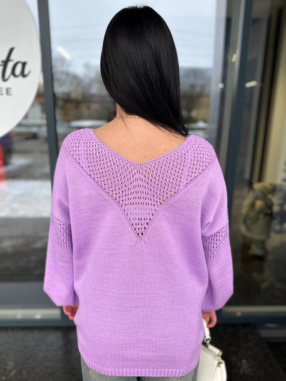Легкий жіночий светр із вирізом бузкового кольору 31727