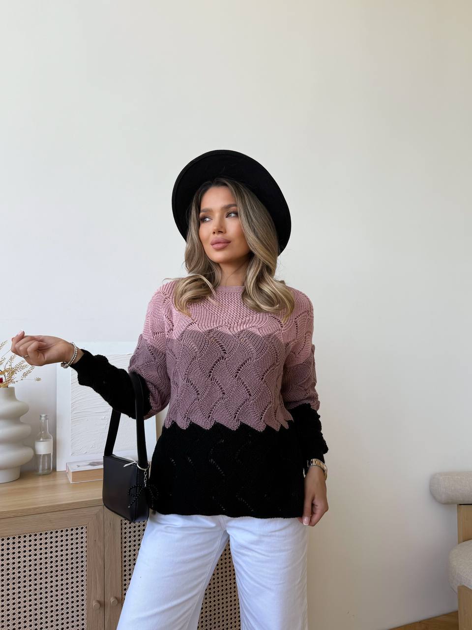 Легкий женский свитер черного цвета 34008