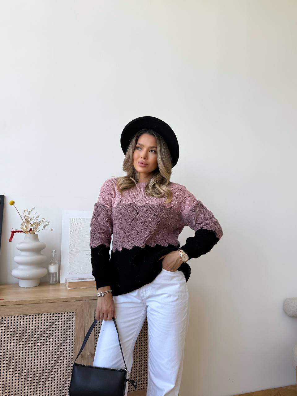 Легкий женский свитер черного цвета 34008