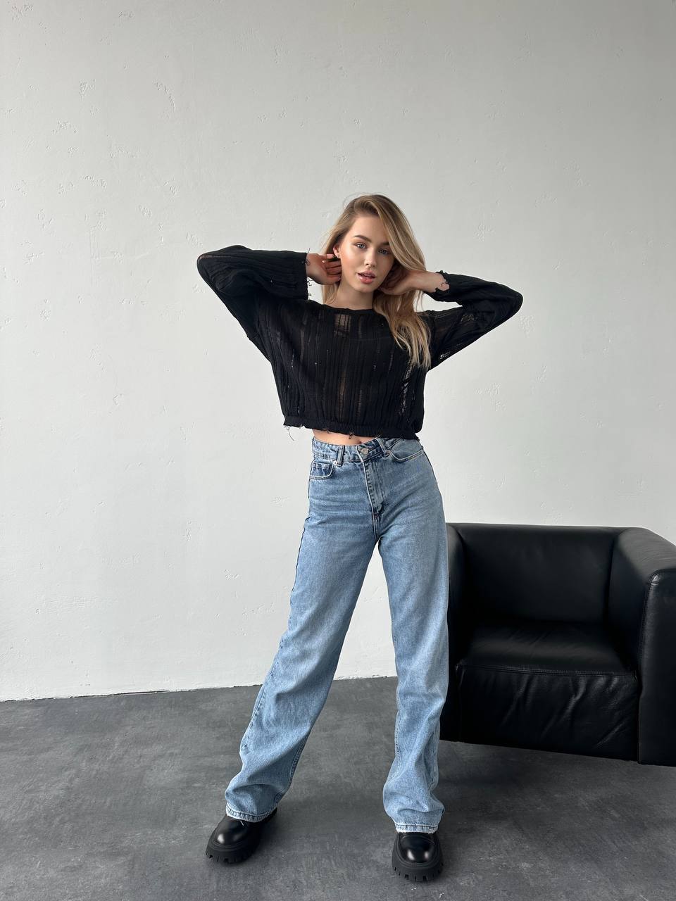 Легкий жіночий светр чорного кольору 34140