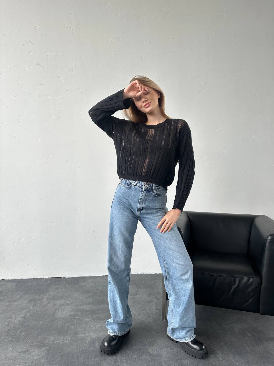 Легкий жіночий светр чорного кольору 34140