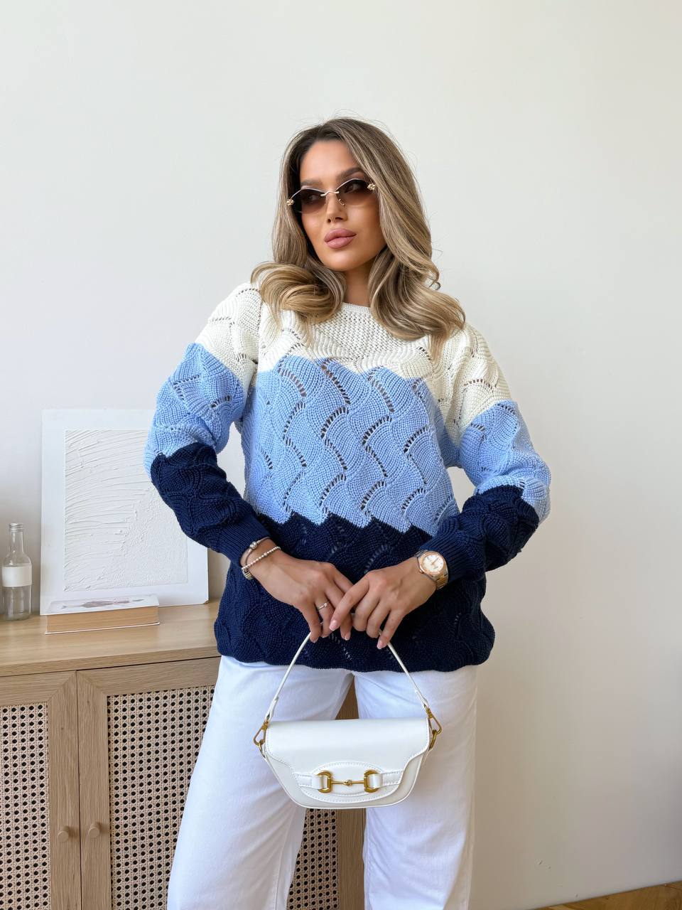 Легкий жіночий светр синього кольору 34007