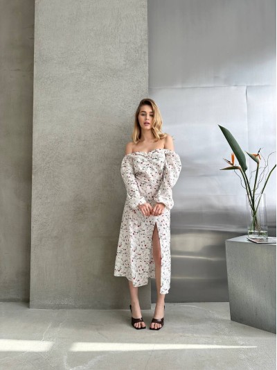 Легка літня сукня з розрізом молочного кольору 33397