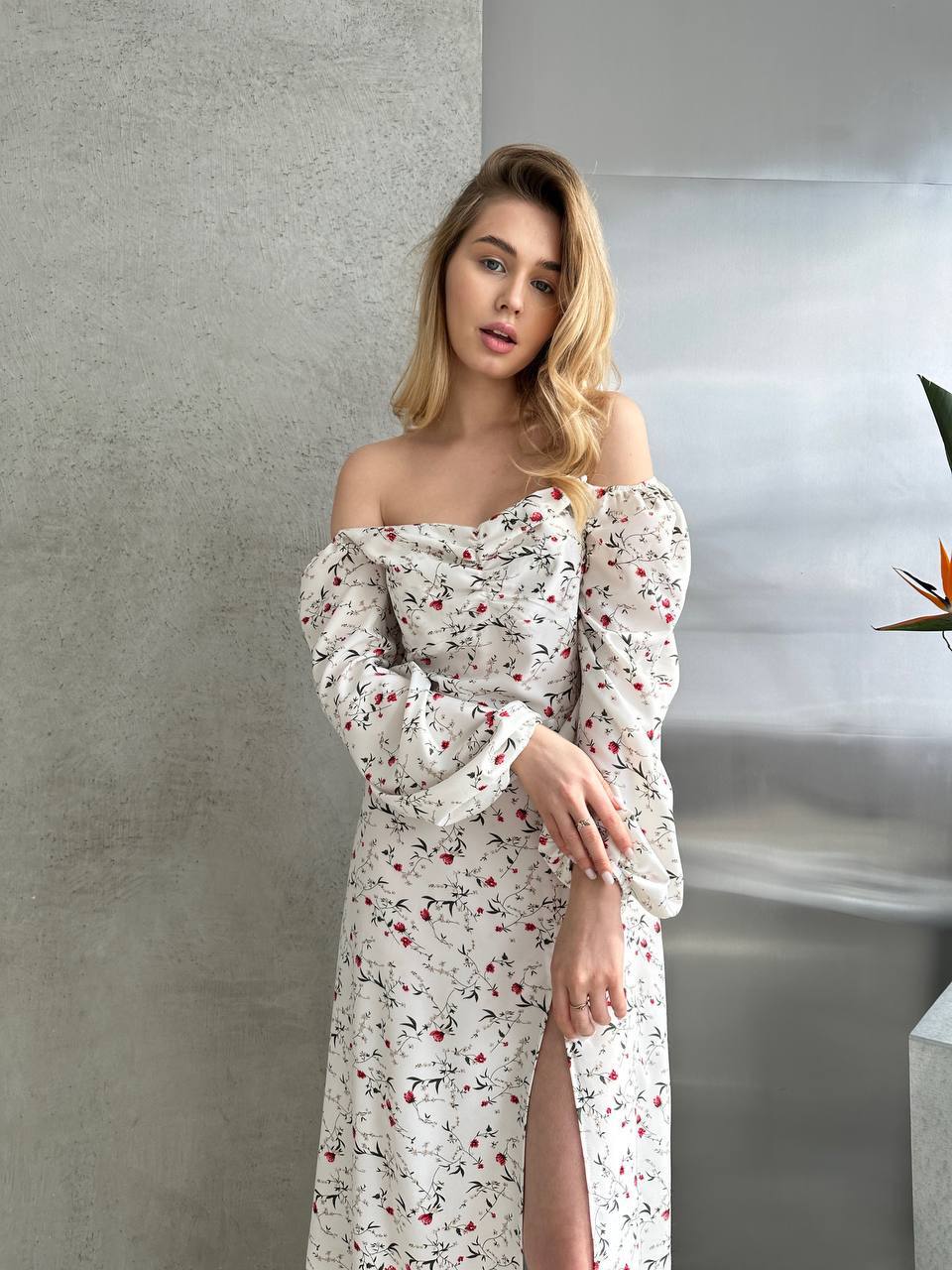 Легка літня сукня з розрізом молочного кольору 33397