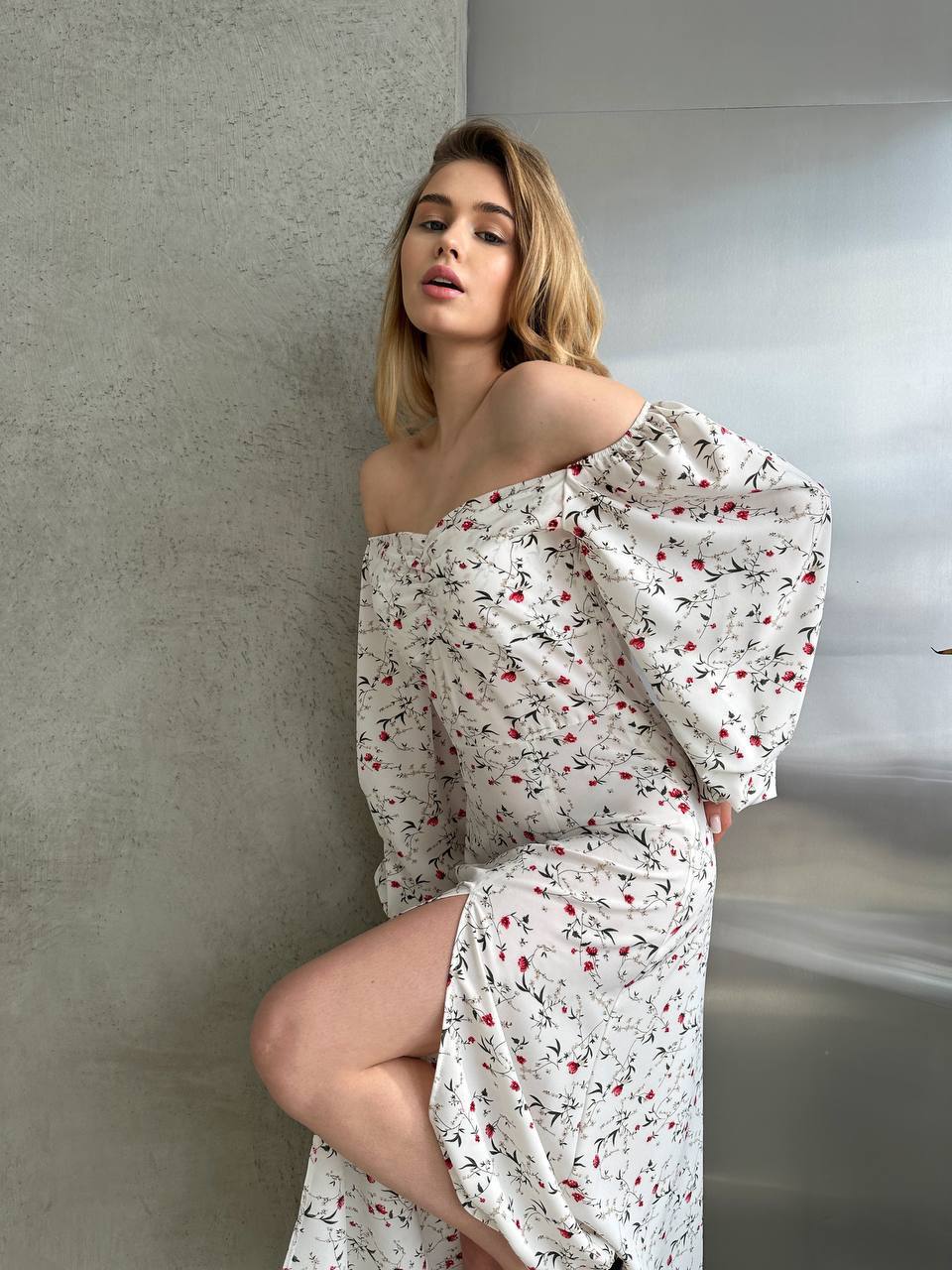 Легка літня сукня з розрізом молочного кольору 33397