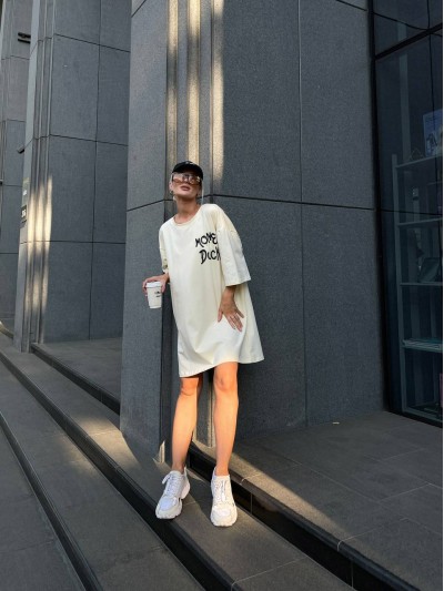 Легкое платье-футболка с рисунком бежевого цвета 32126