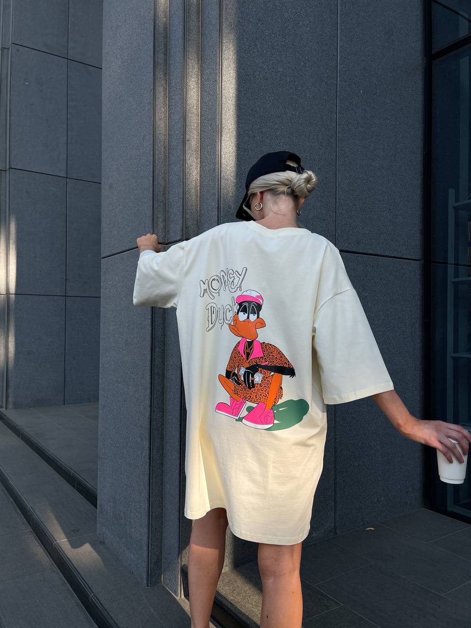 Легкое платье-футболка с рисунком бежевого цвета 32126