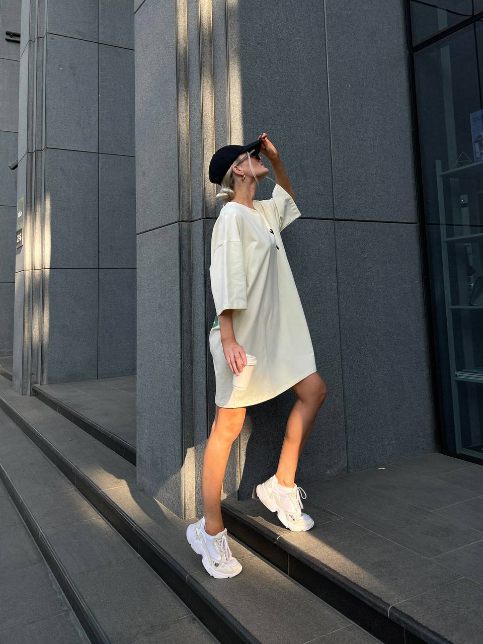 Легкое платье-футболка с рисунком бежевого цвета 32126