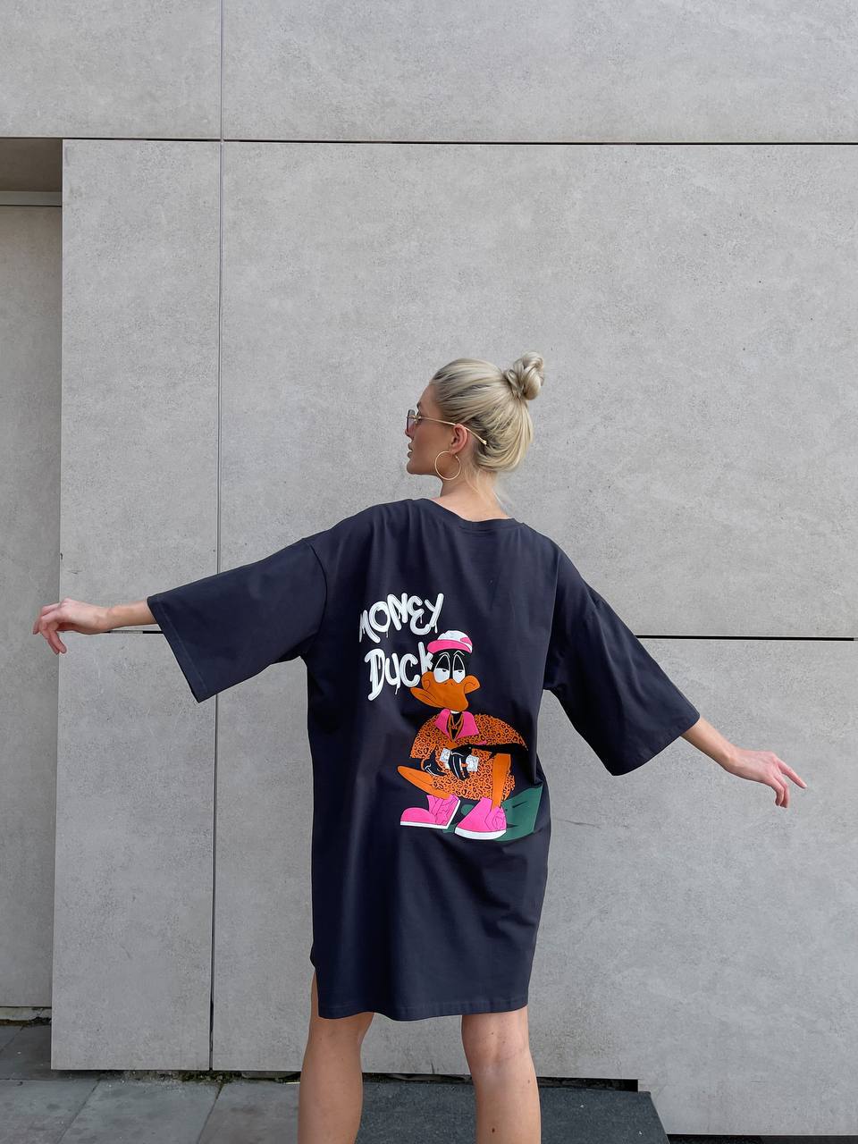 Легка сукня-футболка з малюнком графітового кольору 32123