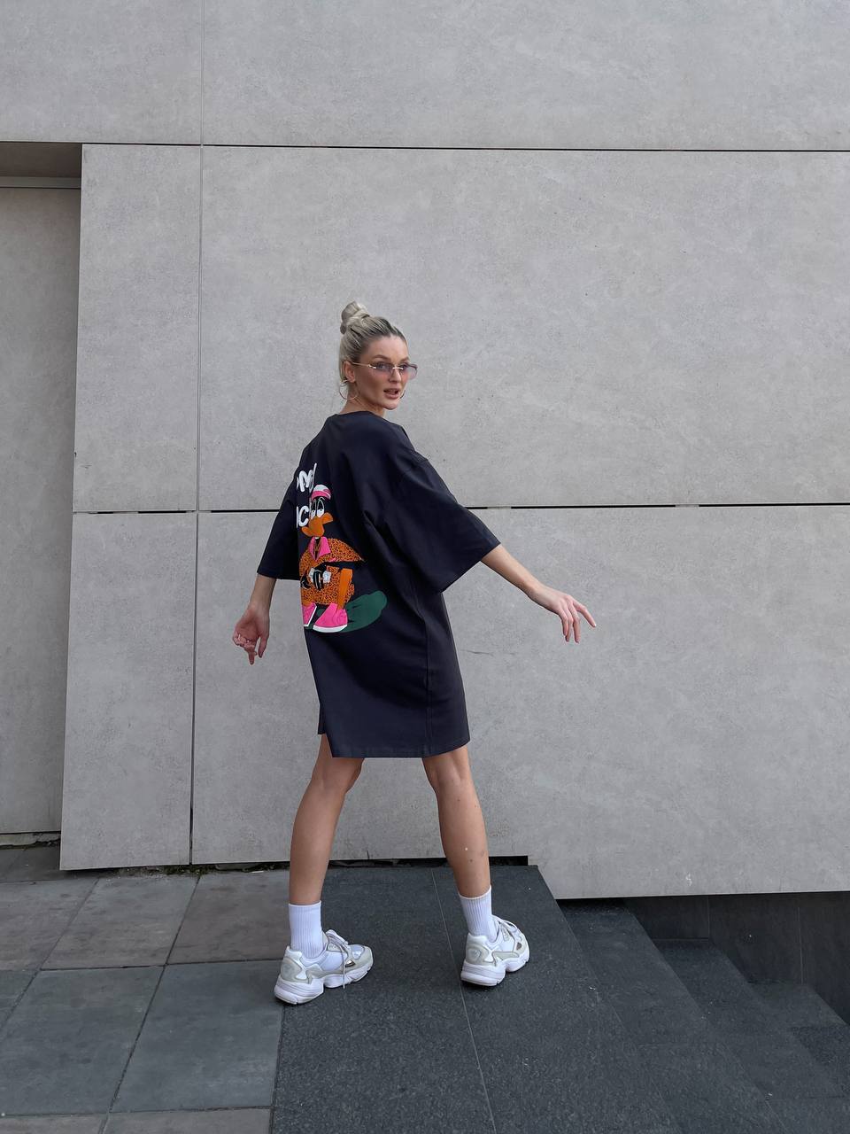 Легка сукня-футболка з малюнком графітового кольору 32123