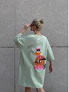 Легкое платье-футболка с рисунком фисташкового цвета 32124