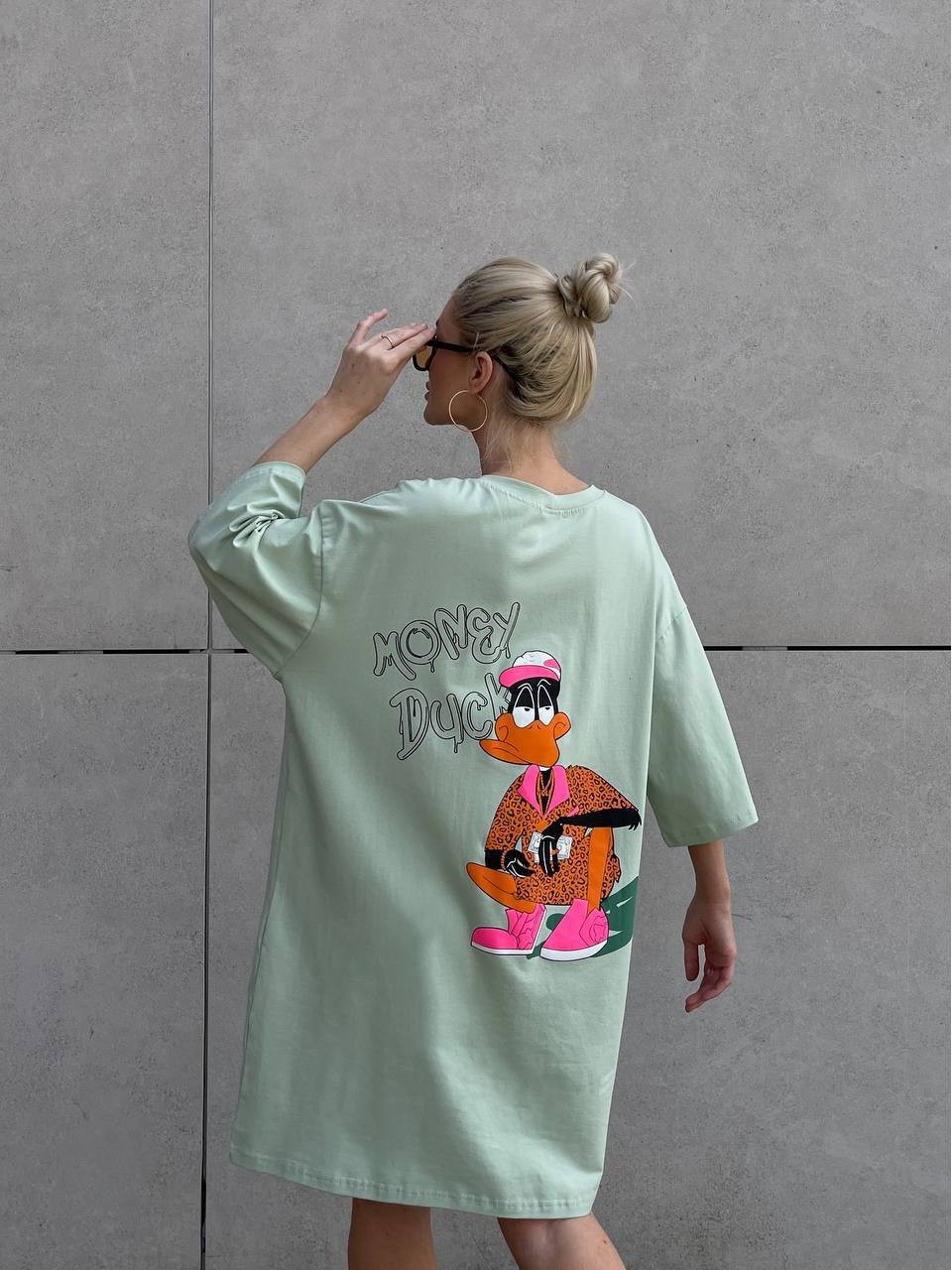 Легкое платье-футболка с рисунком фисташкового цвета 32124