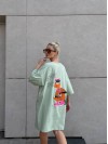 Легкое платье-футболка с рисунком фисташкового цвета 32124