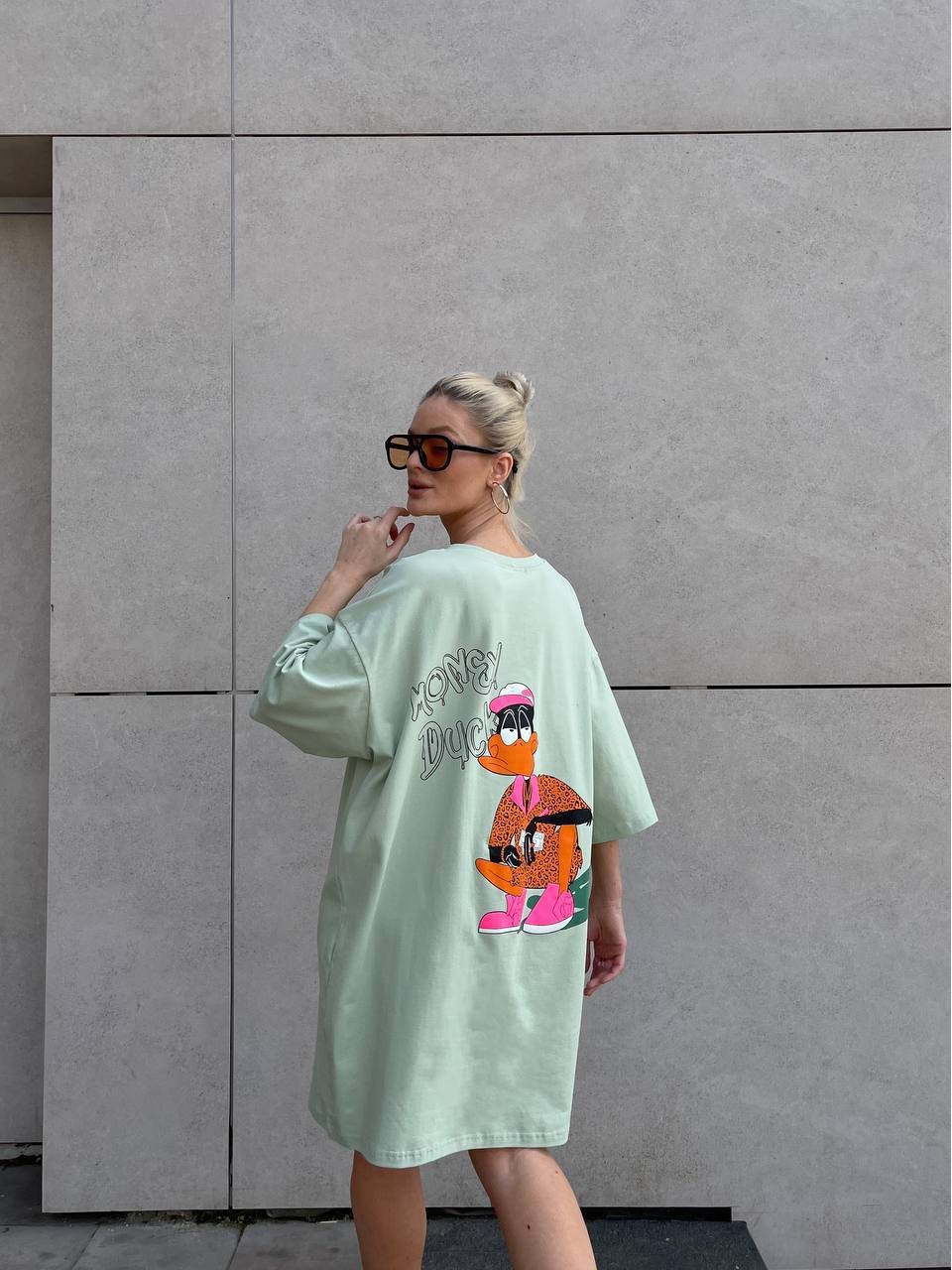 Легкое платье-футболка с рисунком фисташкового цвета 32124