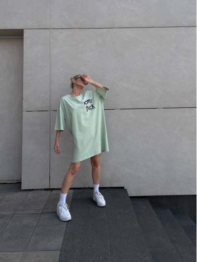 Легкое платье-футболка с рисунком фисташкового цвета 32124