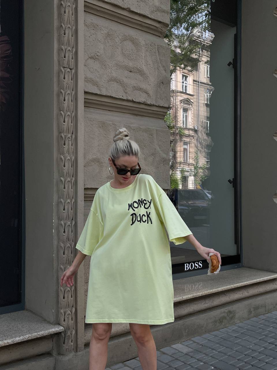 Легкое платье-футболка с рисунком желтого цвета 32128