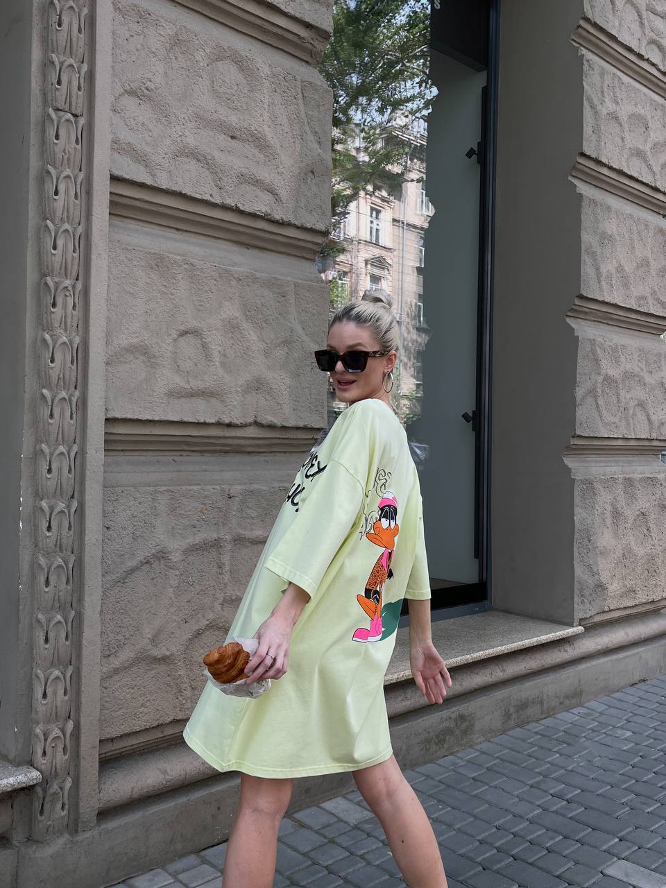 Легкое платье-футболка с рисунком желтого цвета 32128