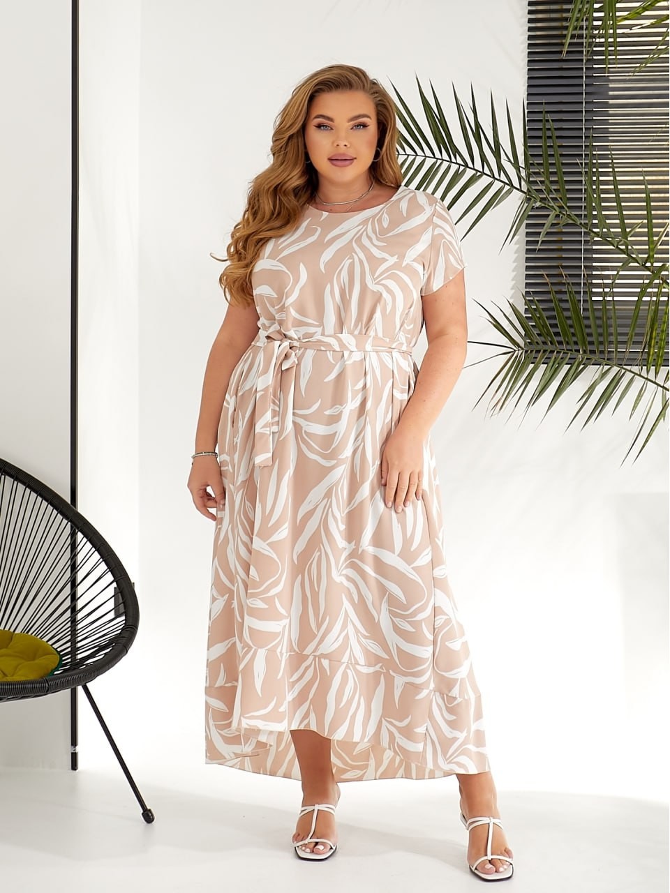 Легка сукня максі вільного крою з поясом бежевого кольору 32045