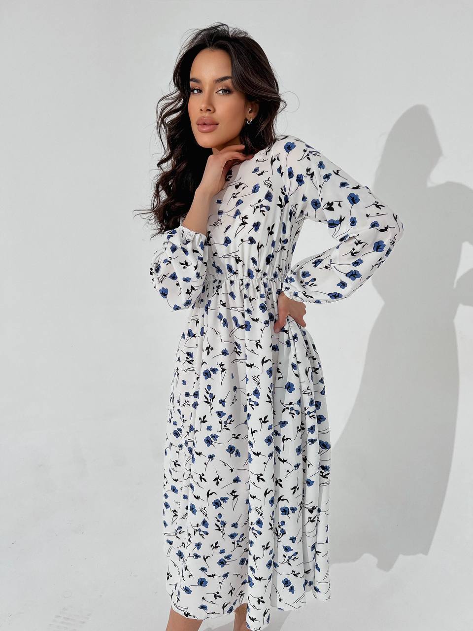 Легкое платье миди молочного цвета 31567