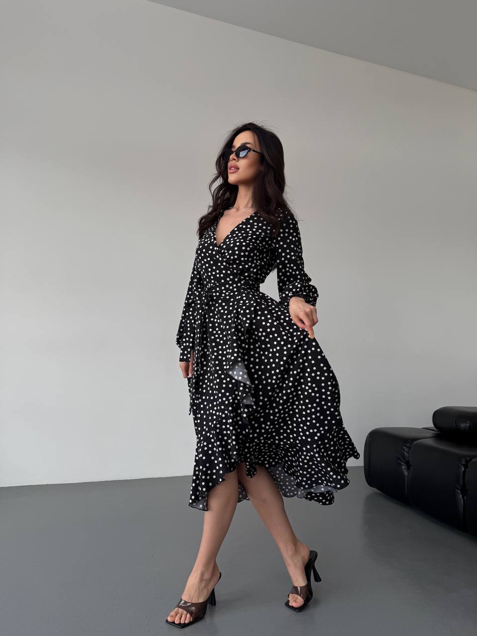 Легкое платье миди на запах в горох черного цвета 32585