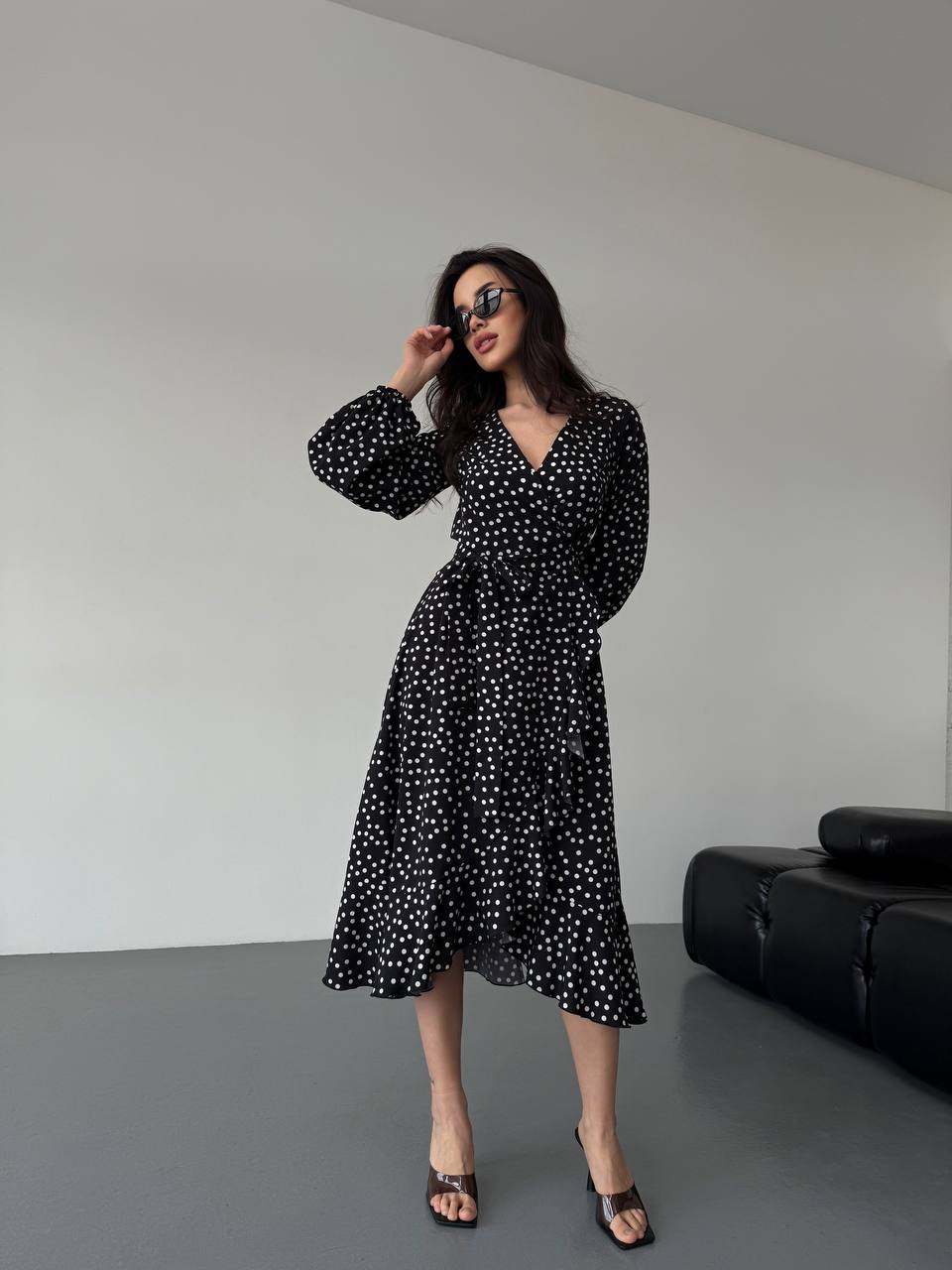 Легкое платье миди на запах в горох черного цвета 32585