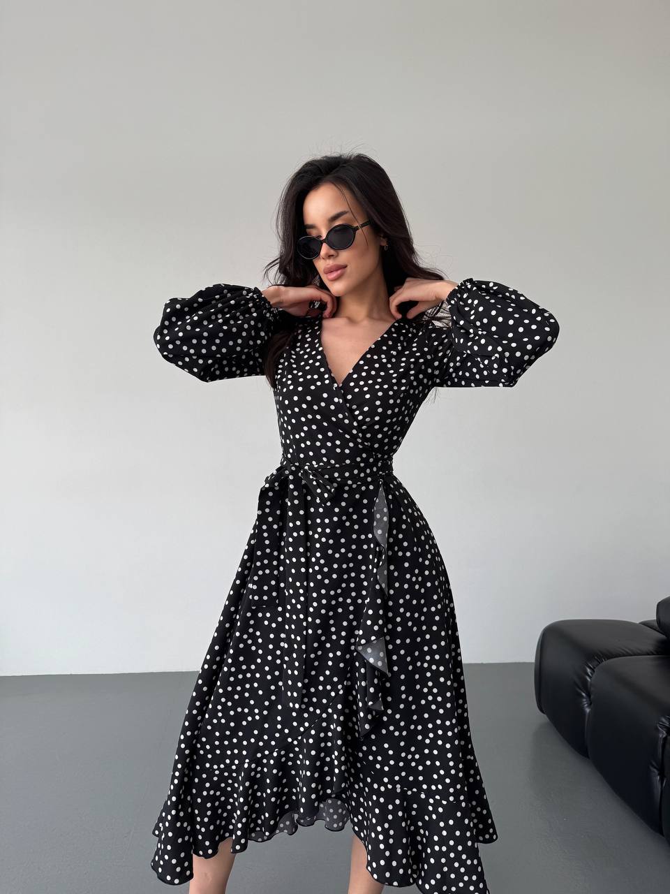 Легкое платье миди на запах в горох черного цвета 32585