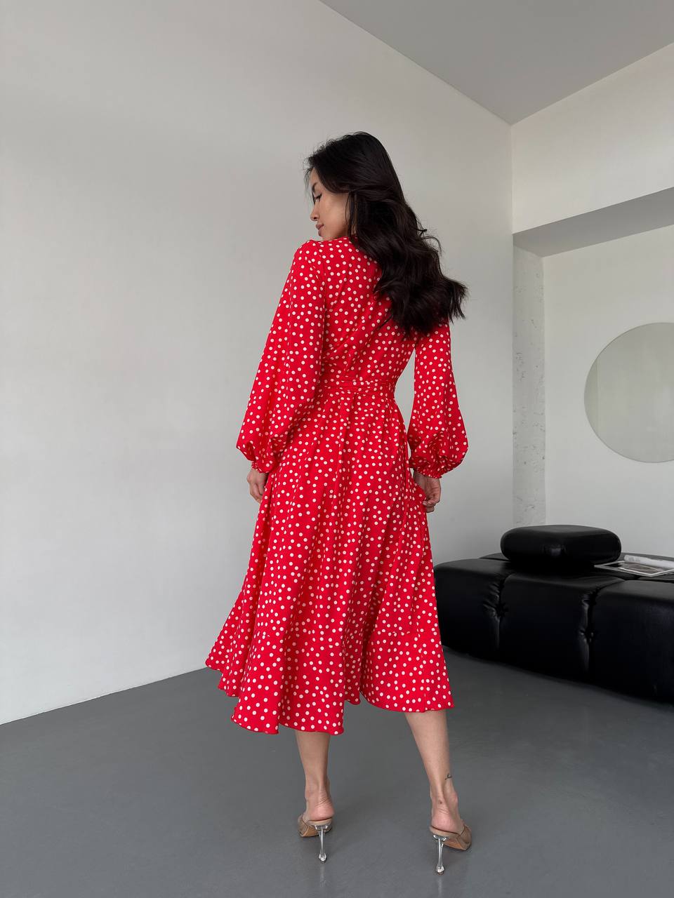 Легка сукня міді на запах у горох червоного кольору 32584