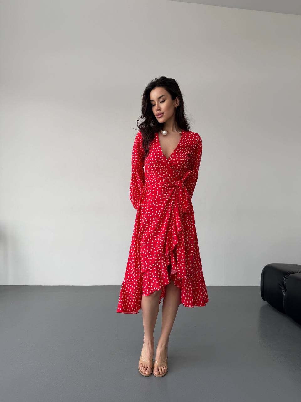Легка сукня міді на запах у горох червоного кольору 32584