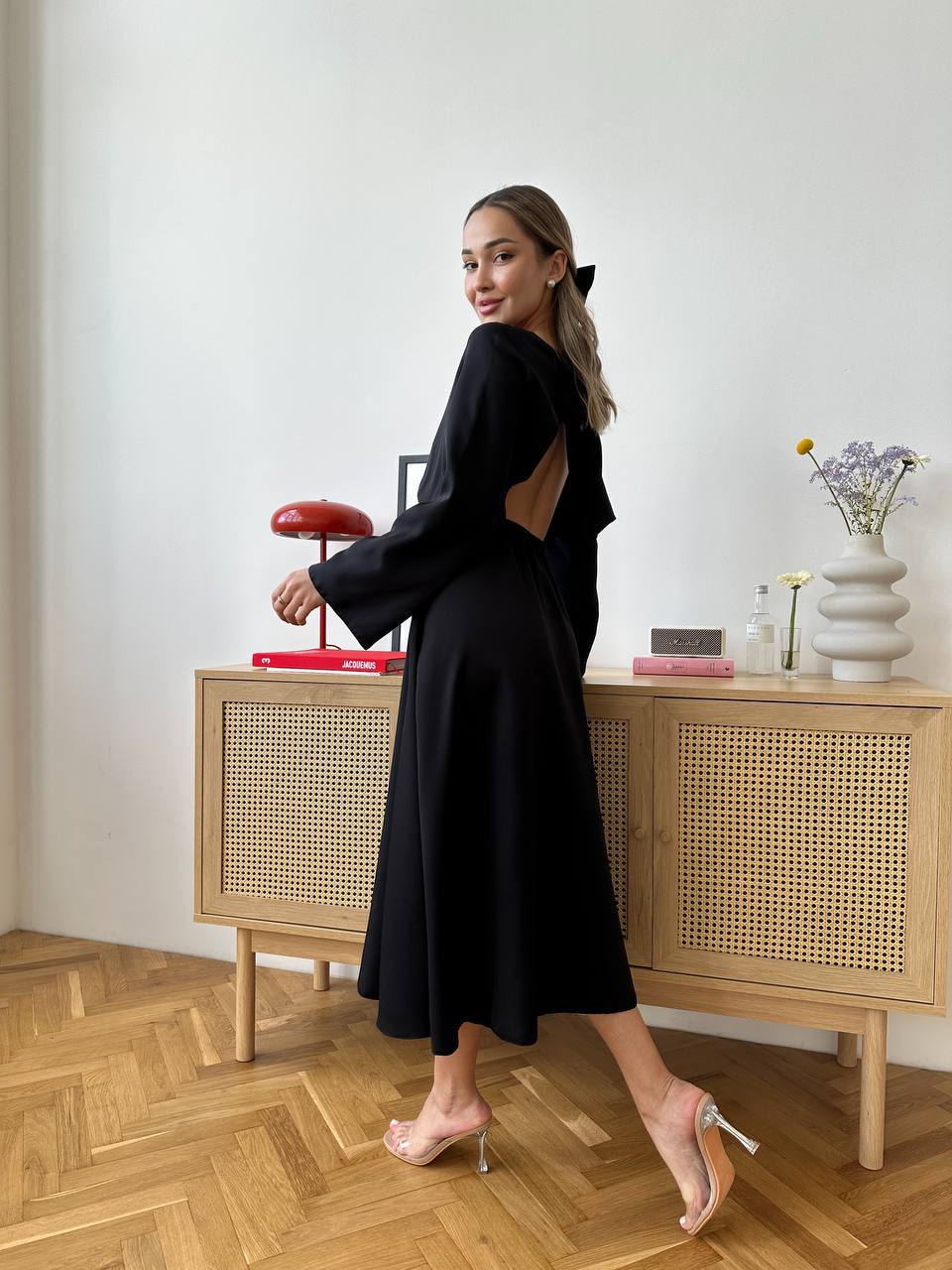 Легка сукня міді з відкритою спинкою чорного кольору 32559