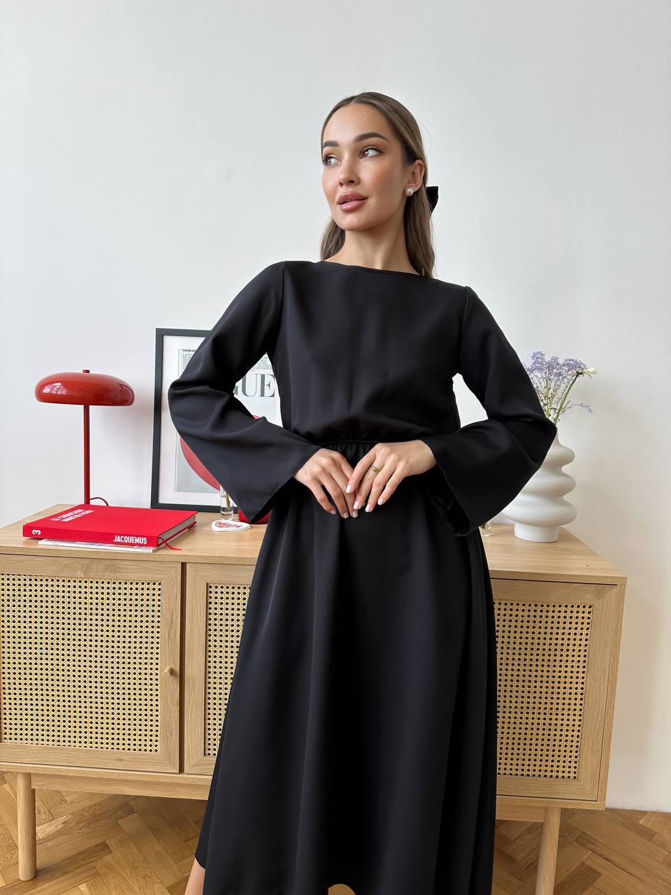 Легка сукня міді з відкритою спинкою чорного кольору 32559