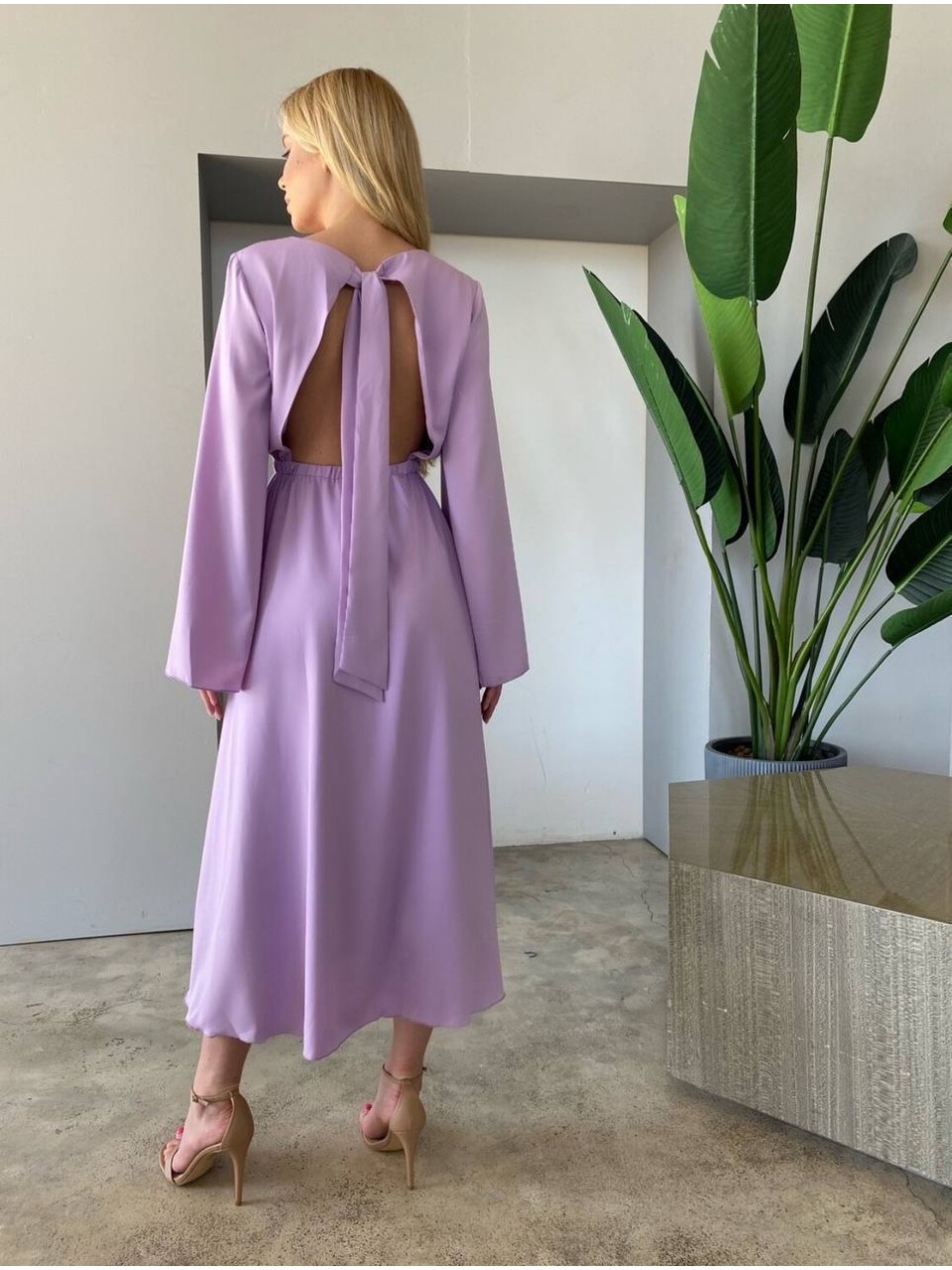 Легка сукня міді з відкритою спинкою лавандового кольору 32563