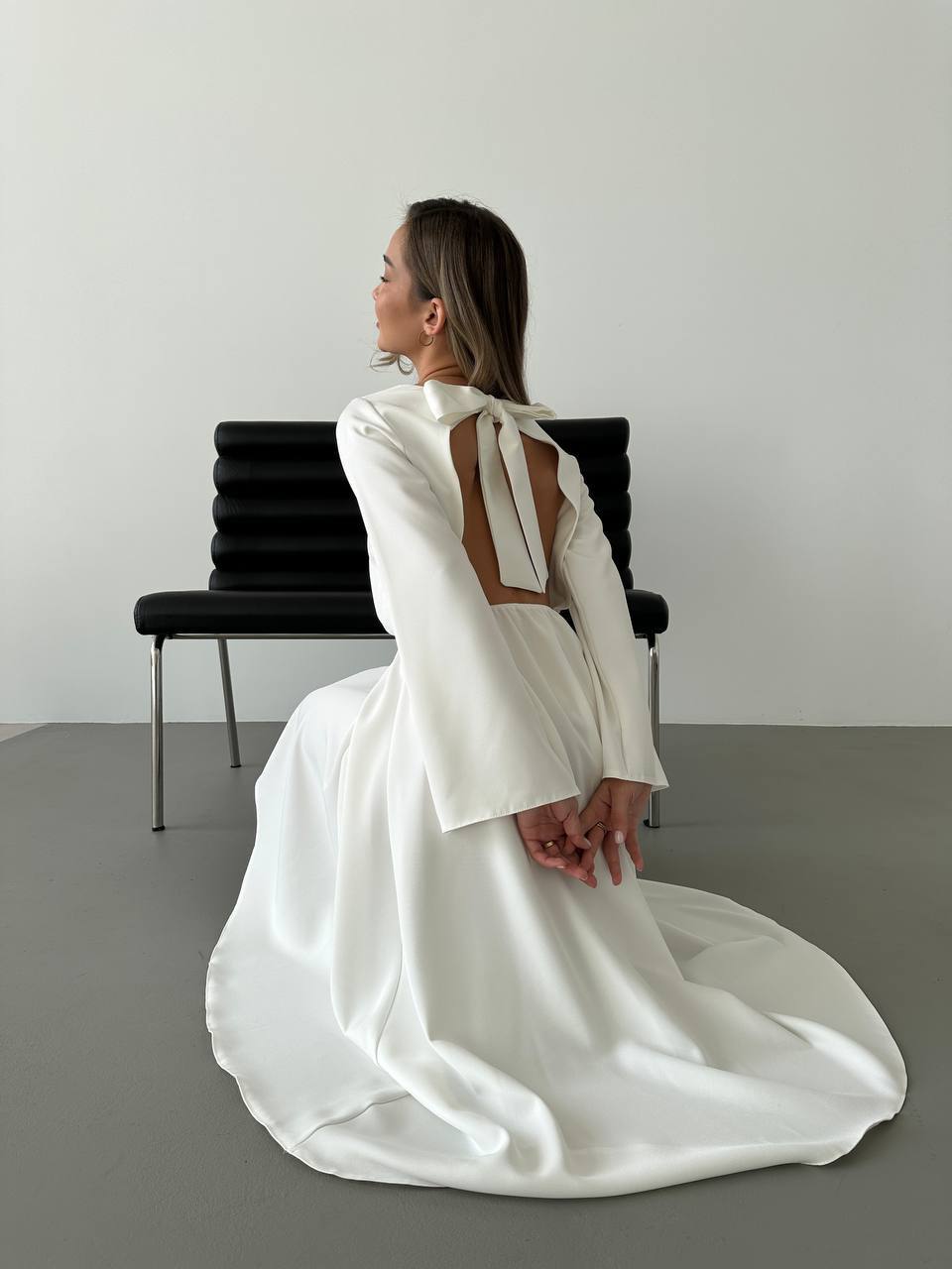 Легка сукня міді з відкритою спинкою молочного кольору 32558