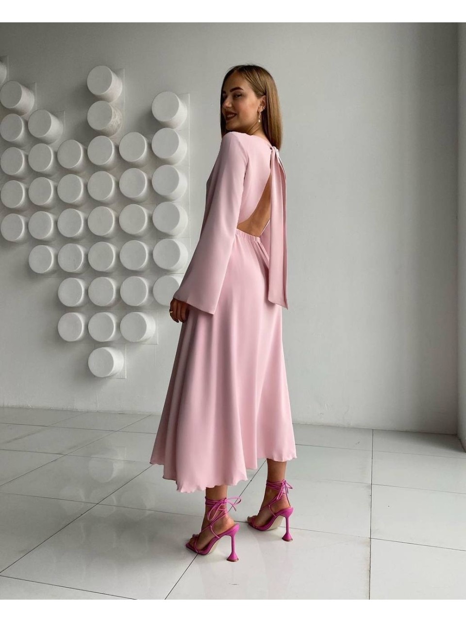 Легкое платье миди с открытой спинкой розового цвета 32561