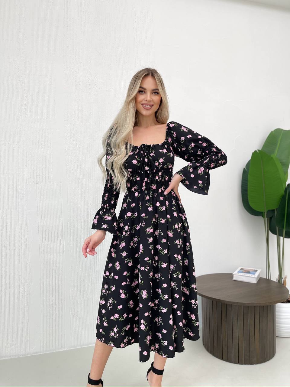 Легка сукня міді у велику квiтку чорного кольору 32147