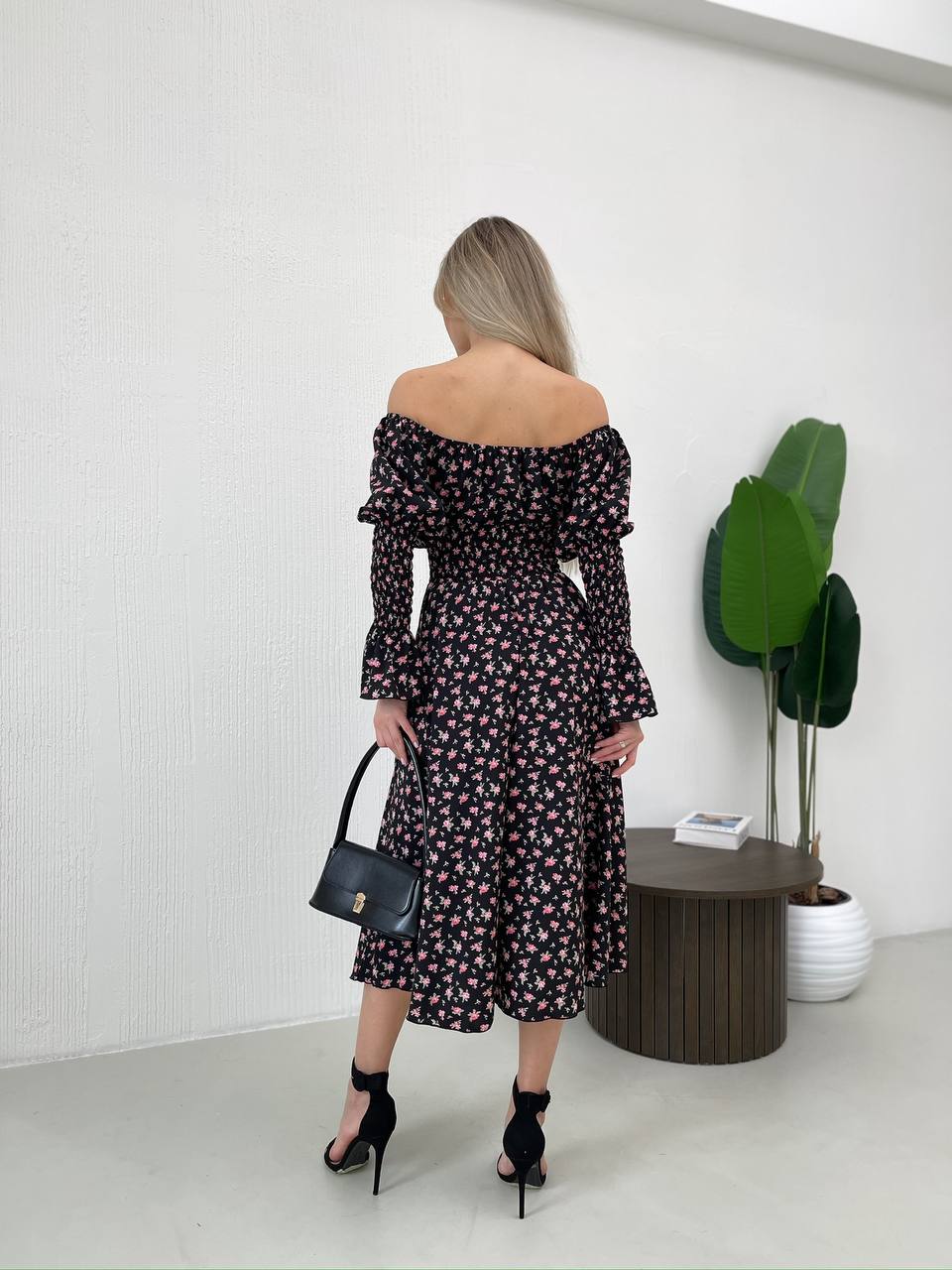 Легка сукня міді у квiтку чорного кольору 32148