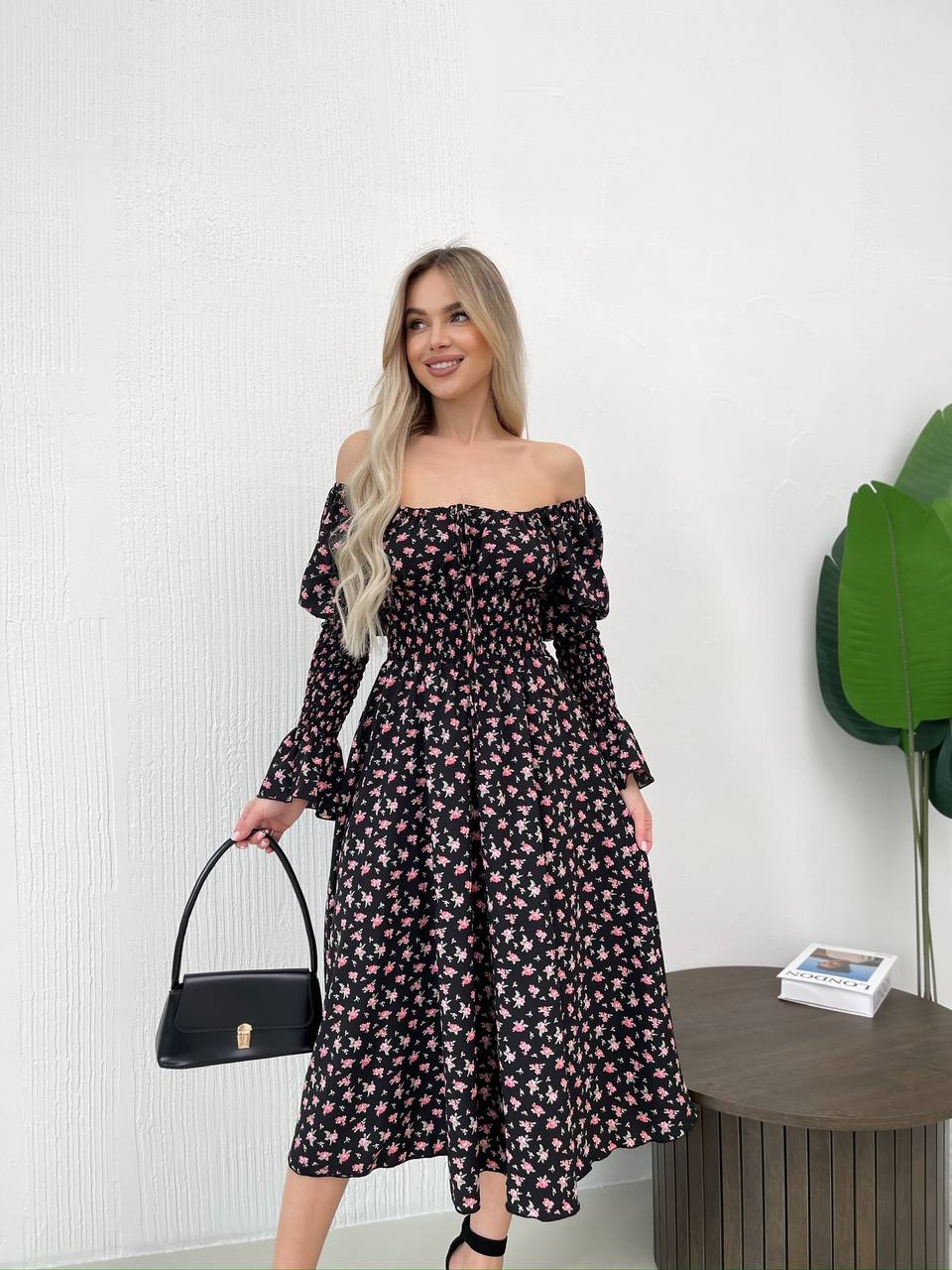 Легка сукня міді у квiтку чорного кольору 32148