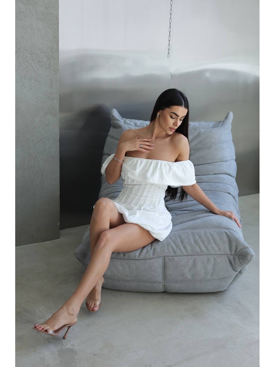 Легкое платье мини молочного цвета 32937