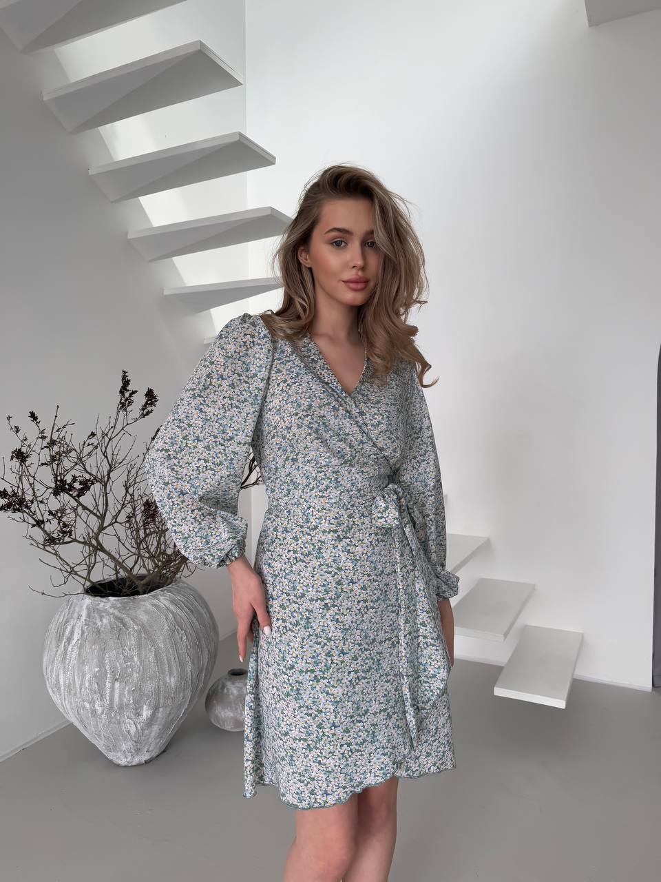 Легкое платье мини на запах мятного цвета 32906