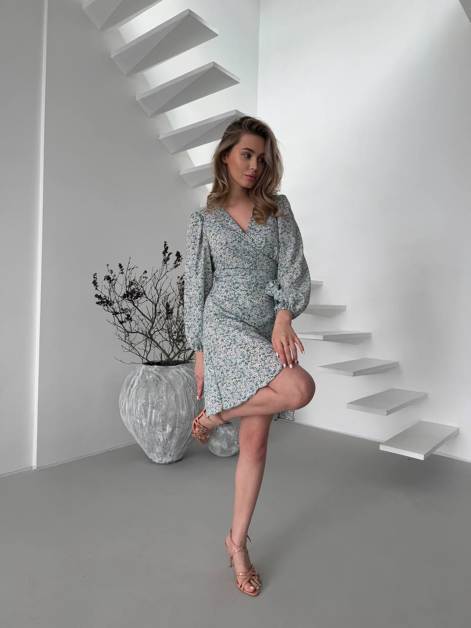 Легкое платье мини на запах мятного цвета 32906