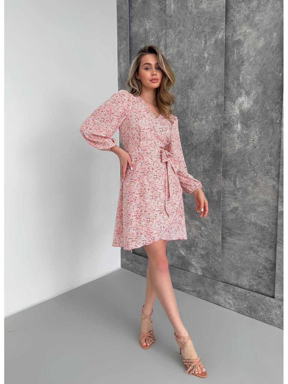 Легкое платье мини на запах розового цвета 32905
