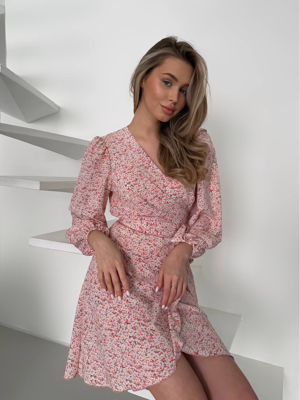 Легкое платье мини на запах розового цвета 32905