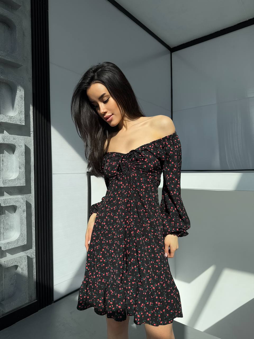 Легкое платье мини на завязках в цветок черного цвета 32539