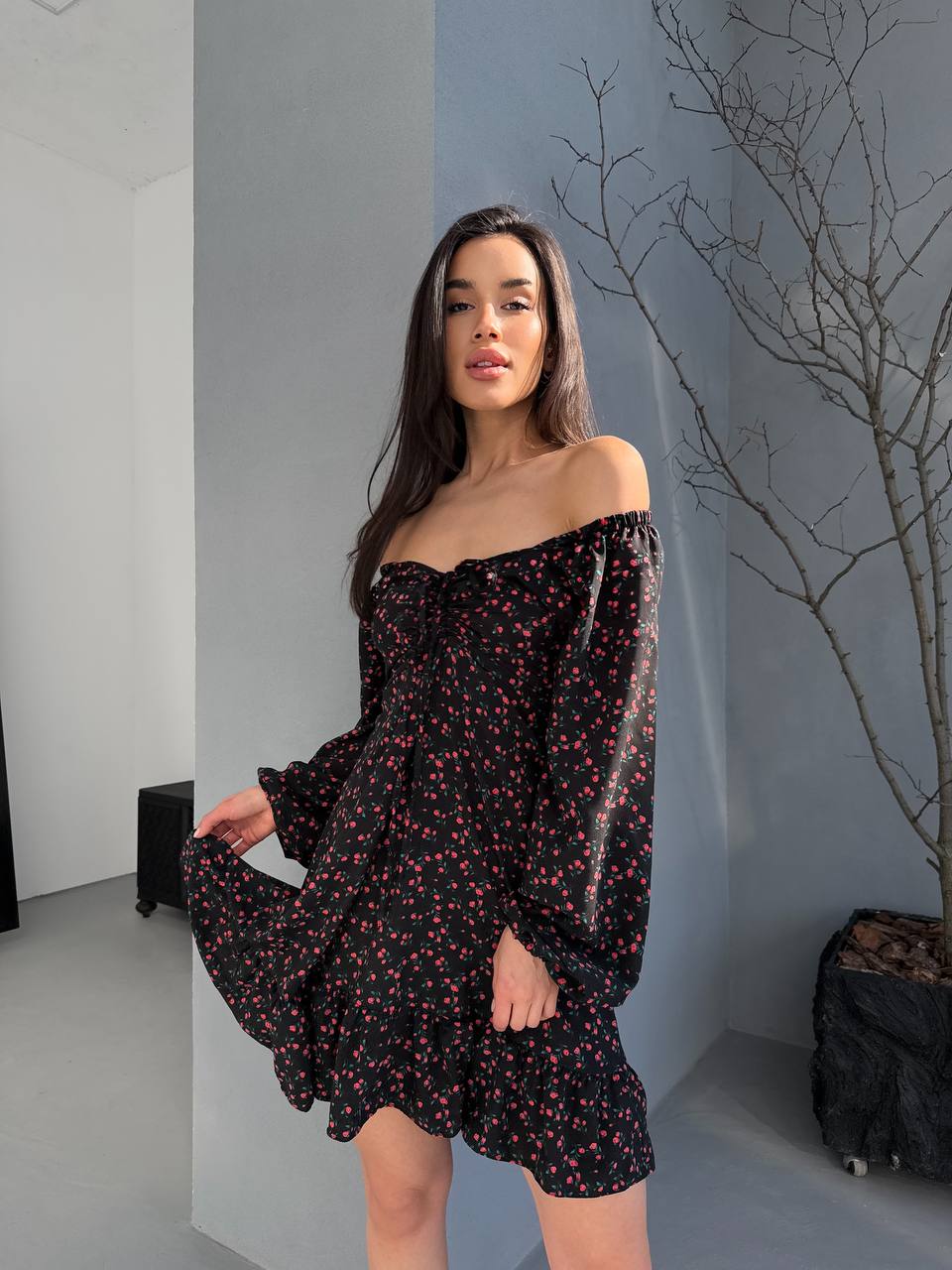 Легкое платье мини на завязках в цветок черного цвета 32539