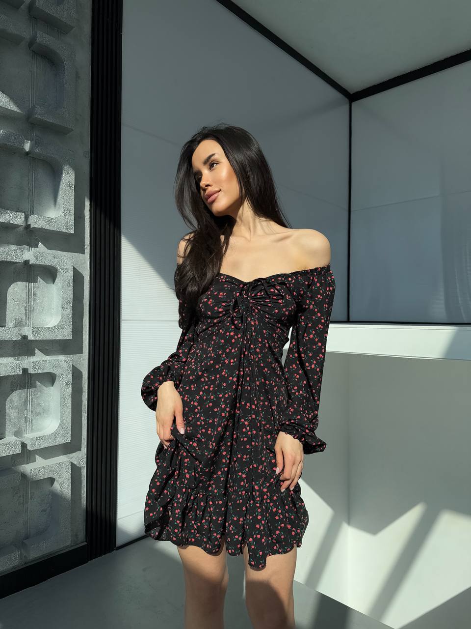 Легкое платье мини на завязках в цветок черного цвета 32539