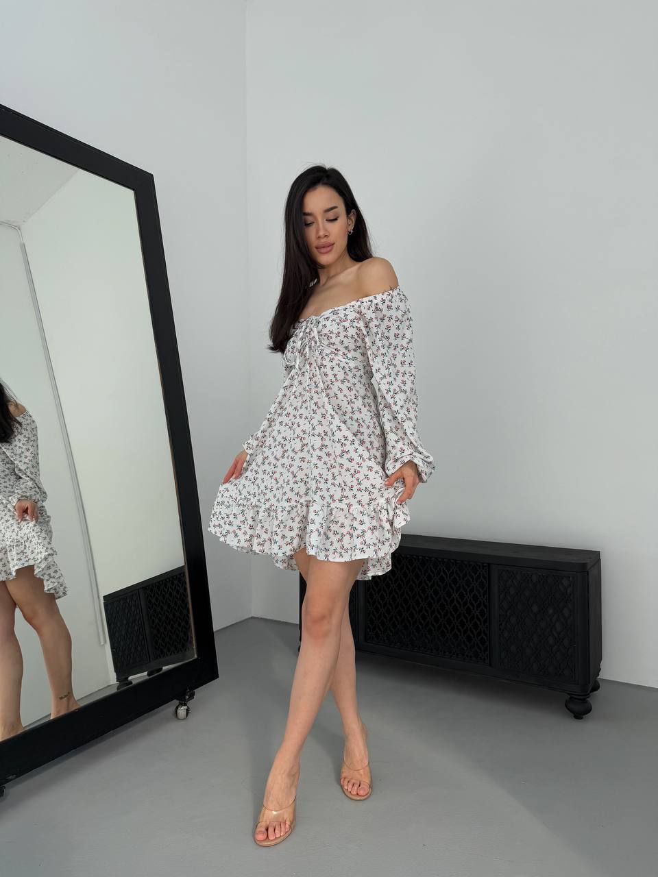 Легкое платье мини на завязках в цветок молочного цвета 32538