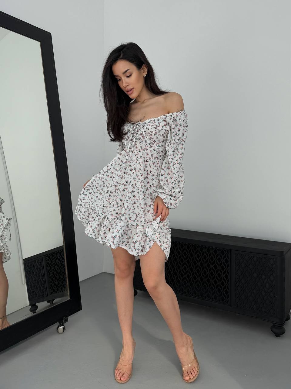 Легкое платье мини на завязках в цветок молочного цвета 32538