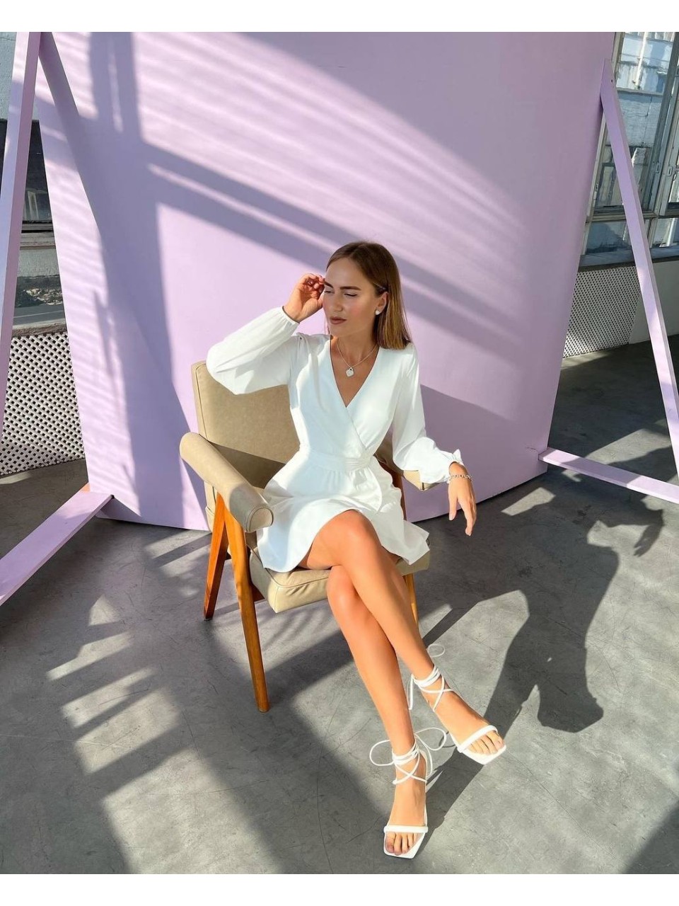 Легка сукня міні з поясом молочного кольору 32572