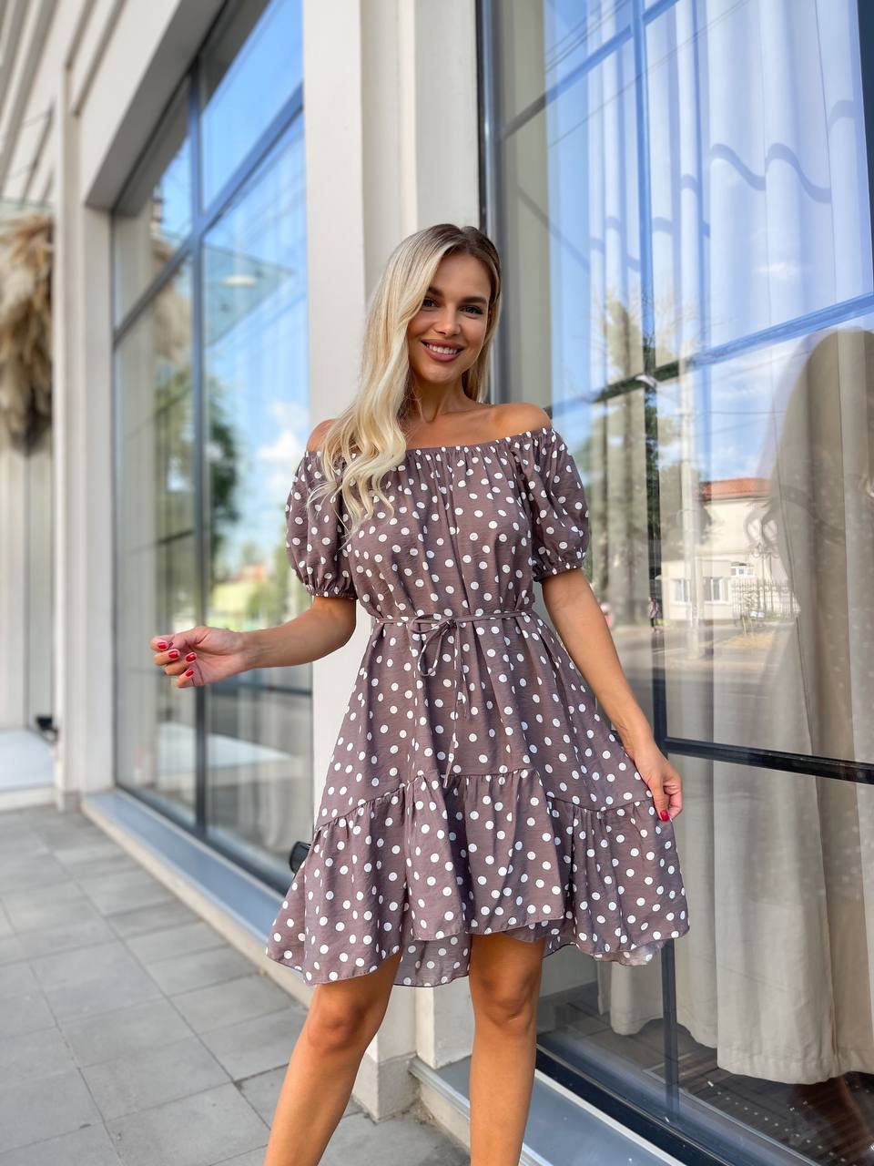 Легка сукня мінi з поясом в горох кавового кольору 32052